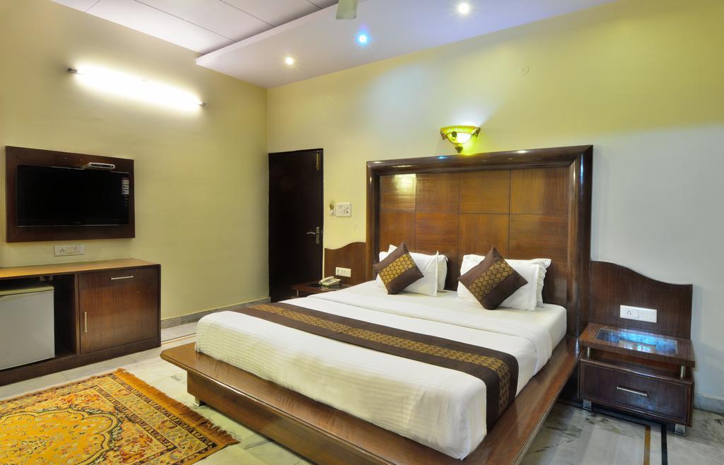 Hotel Roopa International Αμριτσάρ Εξωτερικό φωτογραφία